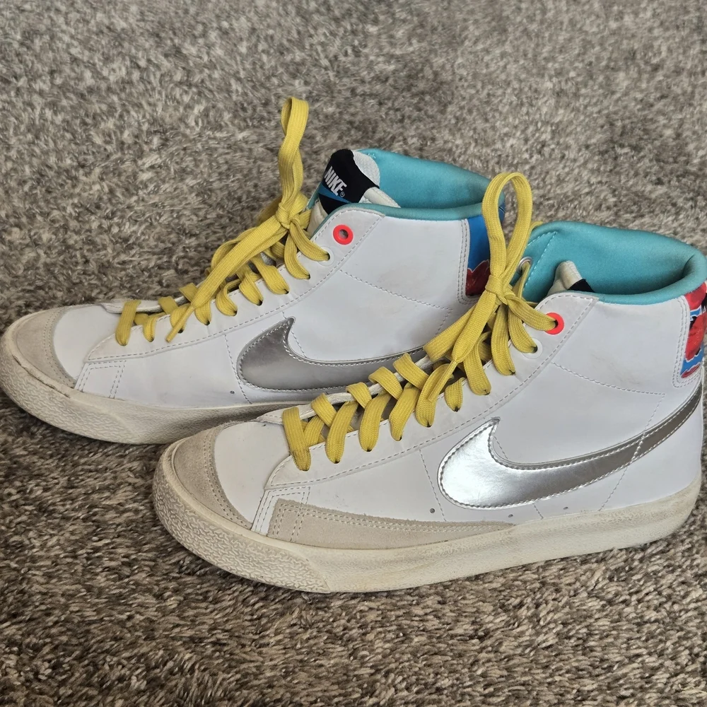 Nike High-Top Sneakers with Yellow Laces And Blue Floral Design Size 6Y